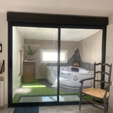 Maison De Village Avec Jacuzzi Apartment *