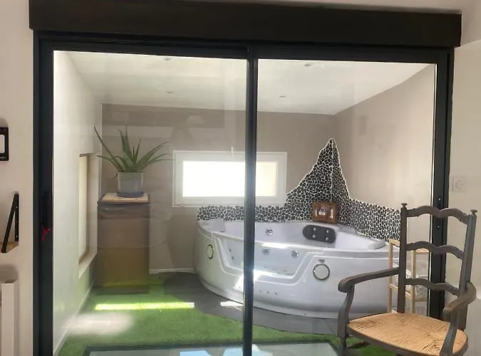 Maison De Village Avec Jacuzzi Apartment *